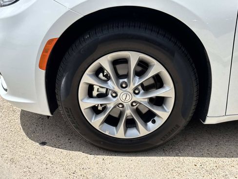 Used 2026 Chrysler Pacifica Limited FWD image 4