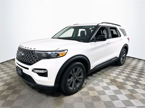 Used 2022 Ford Explorer XLT w/ Equipment Group 202A image 7