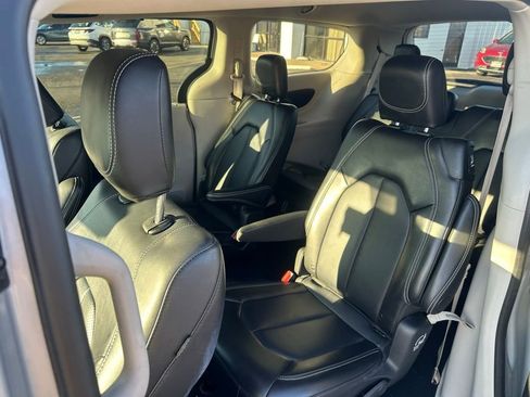Used 2024 Chrysler Pacifica Touring-L image 19