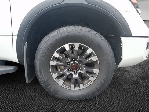 Used 2023 Nissan Titan PRO-4X w/ Pro-4x Convenience Package AWD/4WD image 11