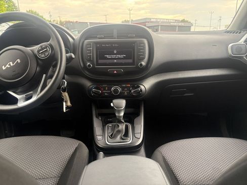 Used 2025 Kia Soul LX w/ LX Technology Package FWD image 14