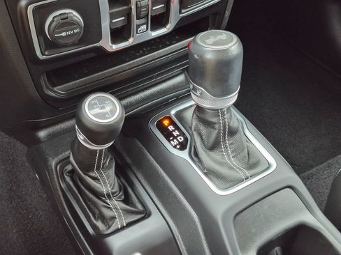Used 2021 Jeep Wrangler Unlimited Sahara w/ Cold Weather Group AWD/4WD image 17