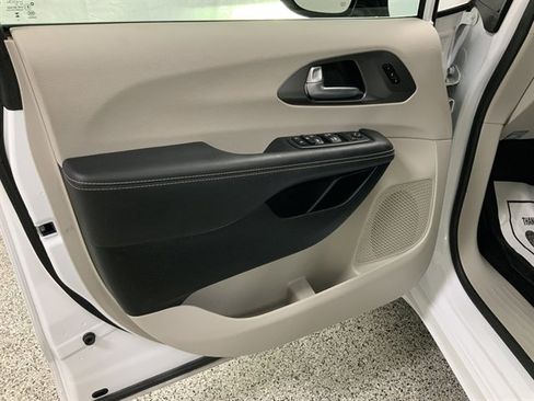 Used 2024 Chrysler Pacifica Touring-L image 17