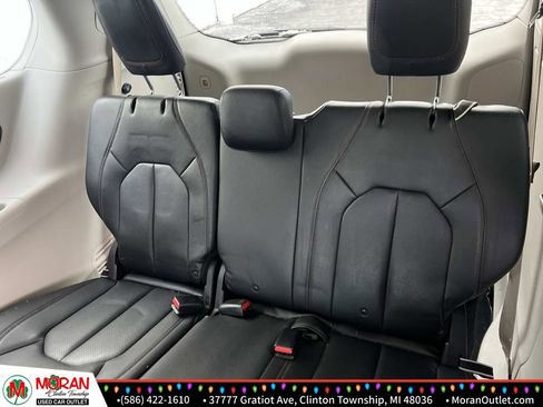 Used 2018 Chrysler Pacifica Touring-L Plus w/ Tire & Wheel Group image 13