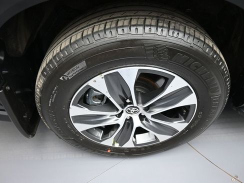 Used 2026 Toyota Highlander XLE image 12