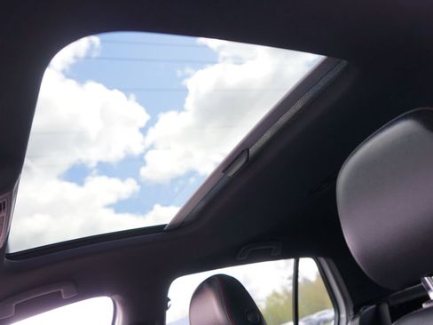 Used 2017 Volkswagen GTI SE image 9