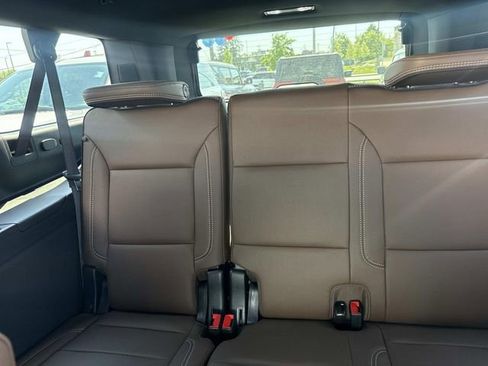 Used 2025 Chevrolet Suburban High Country AWD/4WD image 21
