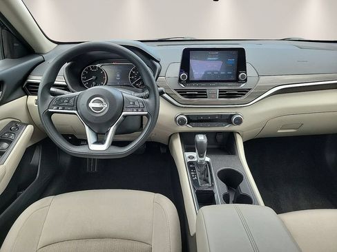 Used 2025 Nissan Altima 2.5 SV FWD image 10