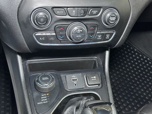 Used 2020 Jeep Cherokee Altitude image 38