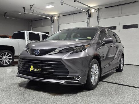 Used 2024 Toyota Sienna XLE w/ XLE Plus Package AWD/4WD image 3