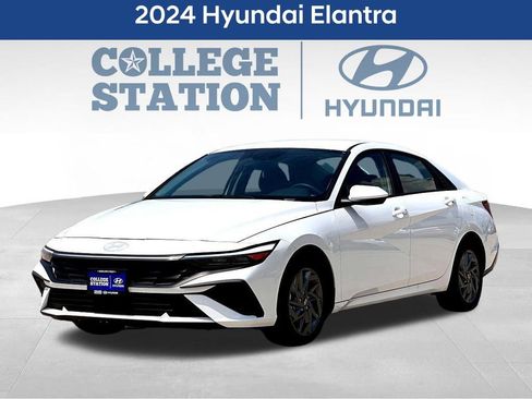Used 2024 Hyundai Elantra SEL image 3