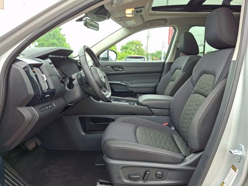 Certified 2025 Nissan Pathfinder SV w/ SV Premium Package AWD/4WD image 13