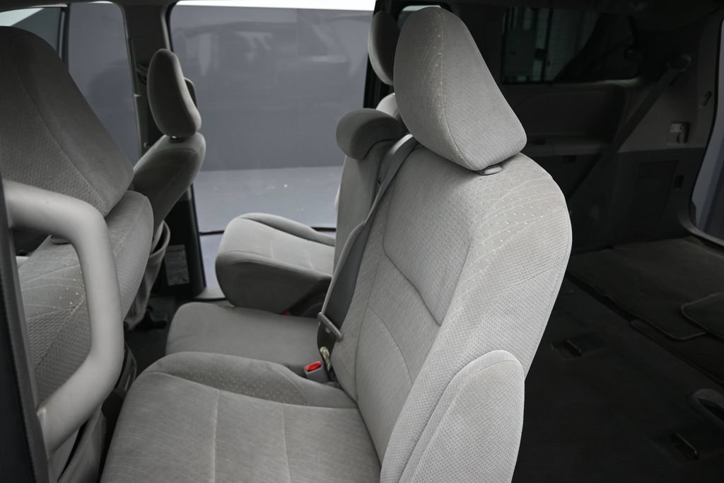 Used 2019 Toyota Sienna LE w/ Carpet Mat Package FWD image 15