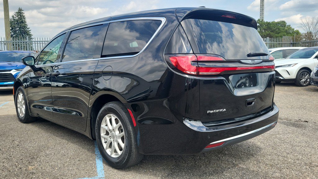 Used 2025 Chrysler Pacifica Select FWD image 7