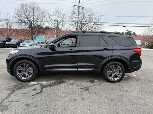 Used 2022 Ford Explorer XLT w/ Equipment Group 202A image 2