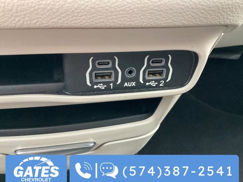 Used 2023 Chrysler Pacifica Touring-L image 25