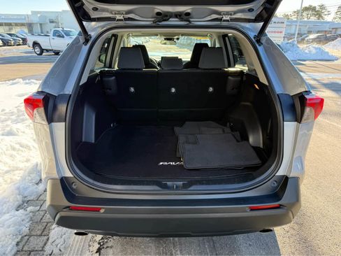Used 2021 Toyota RAV4 XLE w/ Convenience Package image 8