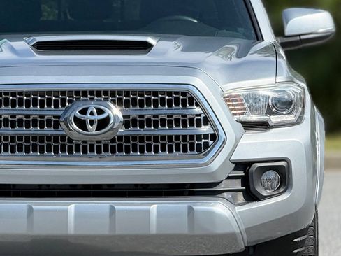 Used 2017 Toyota Tacoma TRD Sport w/ Tow Package RWD image 15