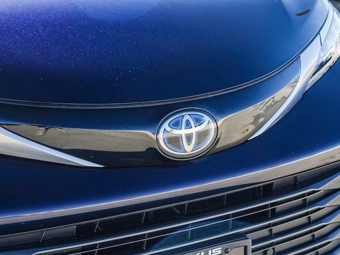 Used 2023 Toyota Sienna Limited image 10