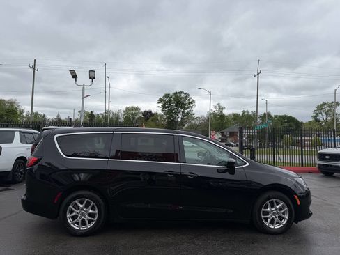Used 2024 Chrysler Voyager LX FWD image 4