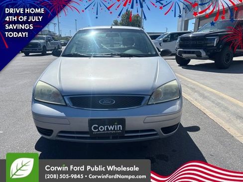 Used 2007 Ford Focus SE FWD image 2