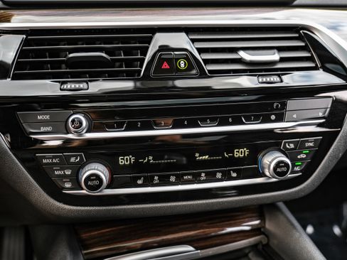 Used 2021 BMW 540i w/ Convenience Package image 27