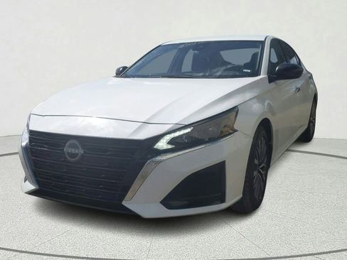 Used 2025 Nissan Altima 2.5 SV image 3