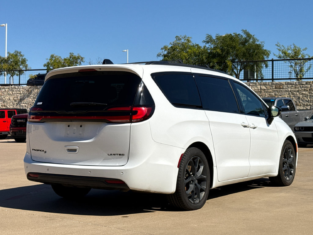 Used 2025 Chrysler Pacifica Limited FWD image 8