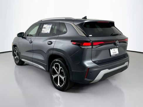 Certified 2025 Volkswagen Tiguan SE image 4