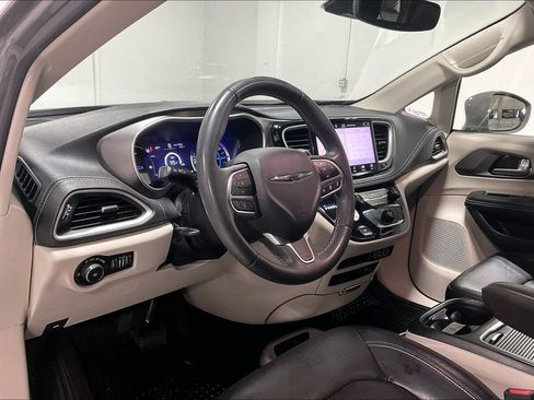 Used 2022 Chrysler Pacifica Touring-L FWD image 16