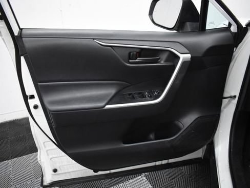 Used 2020 Toyota RAV4 LE image 14