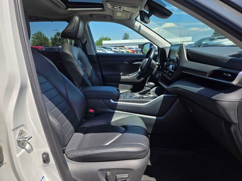 Used 2020 Toyota Highlander XLE AWD/4WD image 14