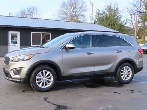 Used 2017 Kia Sorento LX w/ LX Convenience Package image 2