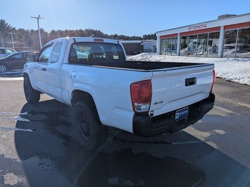 Used 2017 Toyota Tacoma SR image 3