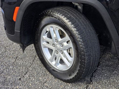 Used 2023 Jeep Grand Cherokee Laredo image 27