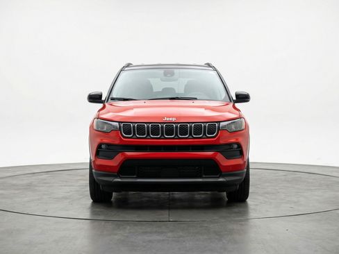 Used 2025 Jeep Compass Latitude image 2