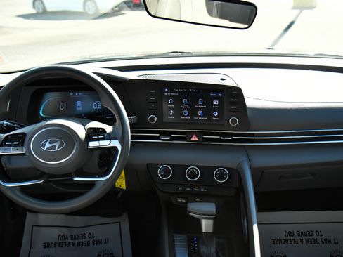 Used 2024 Hyundai Elantra SE FWD image 33