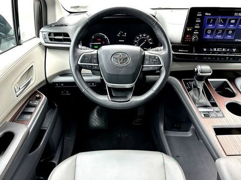 Used 2024 Toyota Sienna XLE FWD image 21