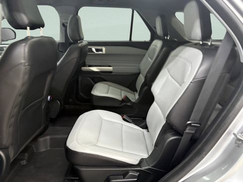 Used 2021 Ford Explorer XLT w/ Equipment Group 202A AWD/4WD image 13