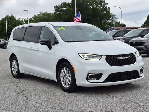 Used 2024 Chrysler Pacifica Touring-L FWD image 2