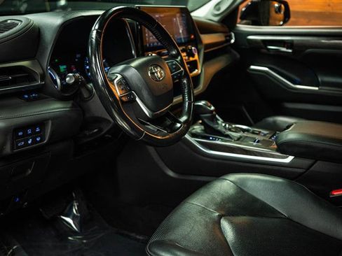 Used 2021 Toyota Highlander Limited AWD/4WD image 9