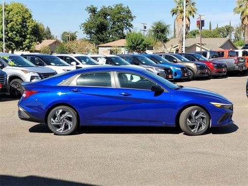 New 2025 Hyundai Elantra SEL image 3