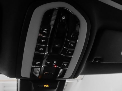 Certified 2025 Porsche Macan image 32