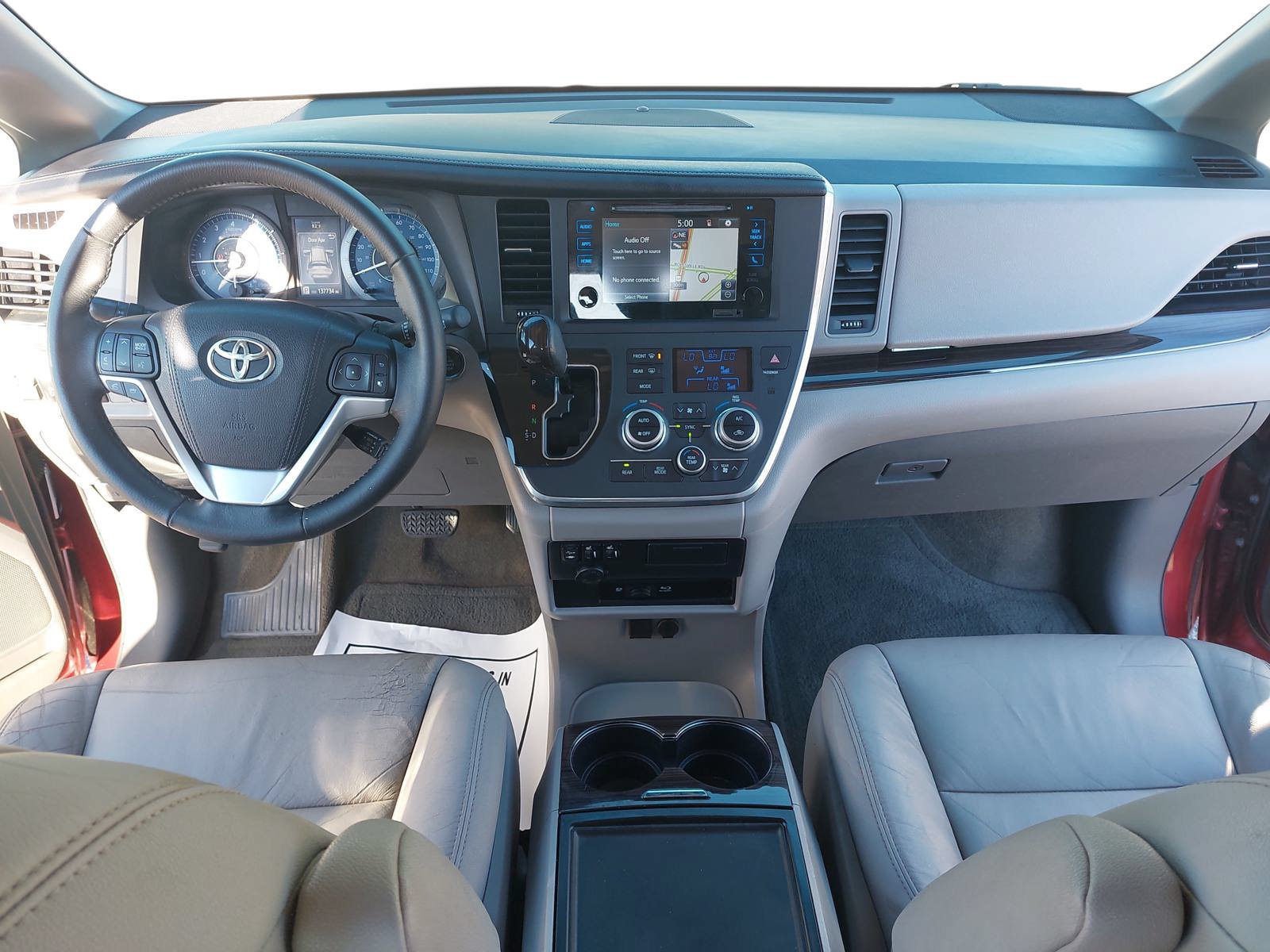 Used 2016 Toyota Sienna XLE Premium FWD image 9