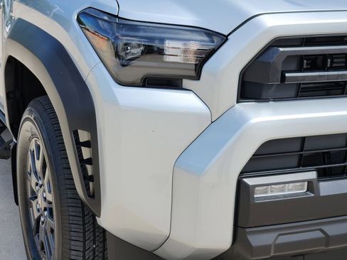 Used 2025 Toyota 4Runner SR5 AWD/4WD image 9