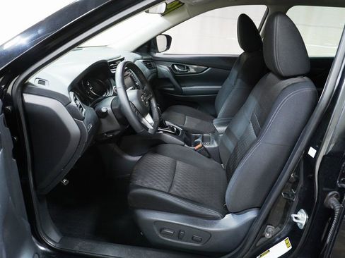 Used 2019 Nissan Rogue SV image 11