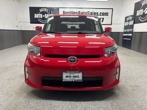 Used 2014 Scion xB FWD image 2