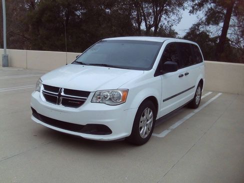 Used 2016 Dodge Grand Caravan American Value Package w/ UConnect Hands-Free Group FWD image 3