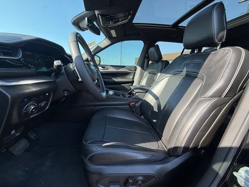 Used 2023 Jeep Grand Cherokee Overland AWD/4WD image 23