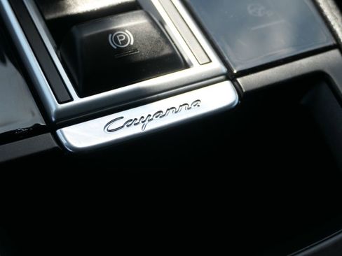 Used 2019 Porsche Cayenne w/ Premium Package AWD/4WD image 23